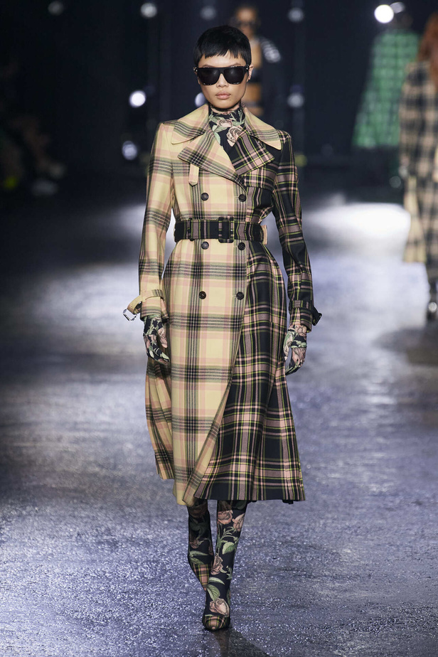 الجرأة والنقشات المتنوعة برزت في عرض روبيرتو كافالي لخريف وشتاء 2022