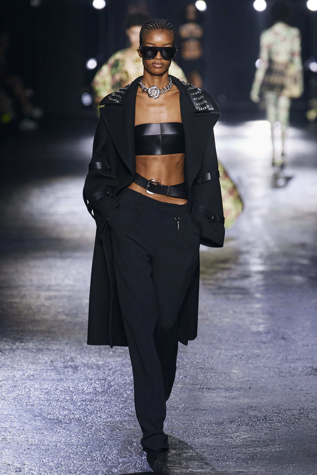 الجرأة والنقشات المتنوعة برزت في عرض روبيرتو كافالي لخريف وشتاء 2022