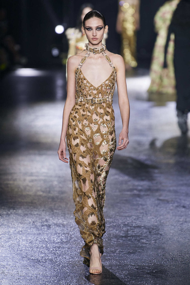 الجرأة والنقشات المتنوعة برزت في عرض روبيرتو كافالي لخريف وشتاء 2022