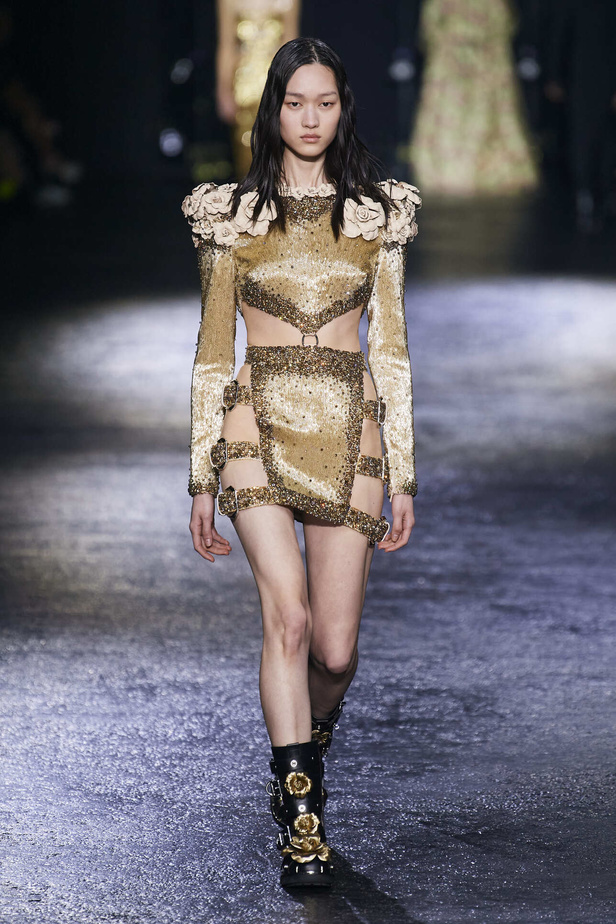 الجرأة والنقشات المتنوعة برزت في عرض روبيرتو كافالي لخريف وشتاء 2022