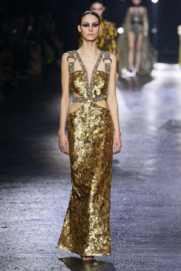 الجرأة والنقشات المتنوعة برزت في عرض روبيرتو كافالي لخريف وشتاء 2022