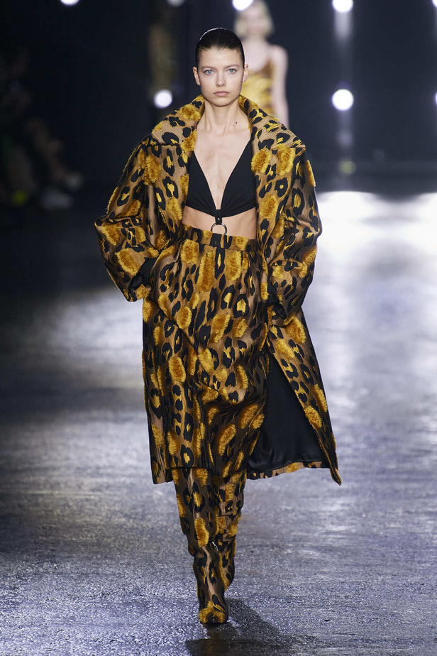 الجرأة والنقشات المتنوعة برزت في عرض روبيرتو كافالي لخريف وشتاء 2022