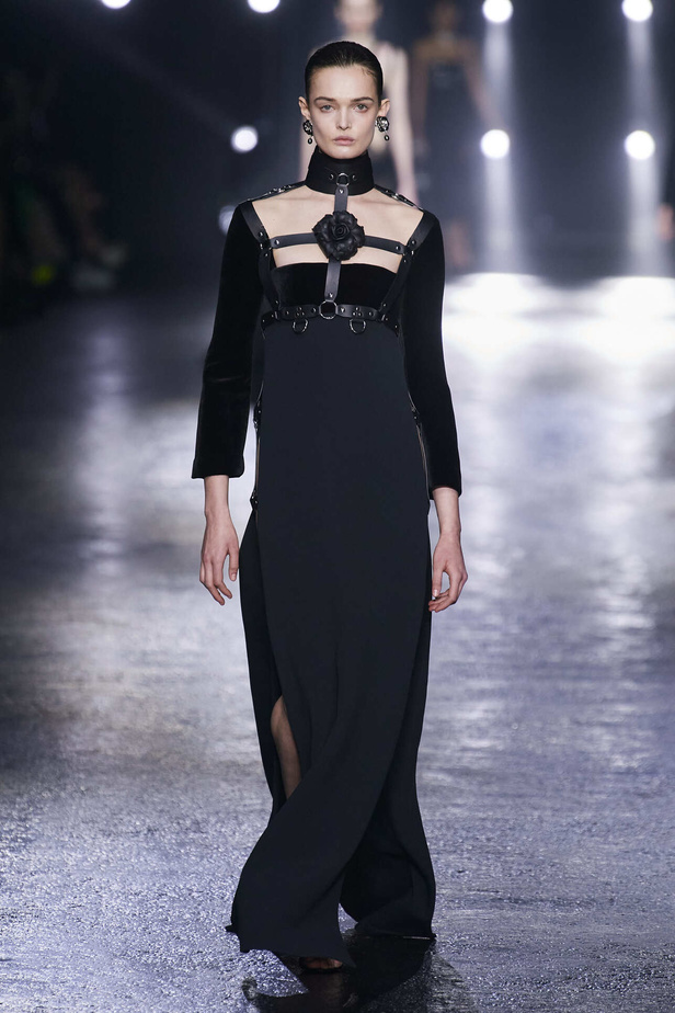 الجرأة والنقشات المتنوعة برزت في عرض روبيرتو كافالي لخريف وشتاء 2022