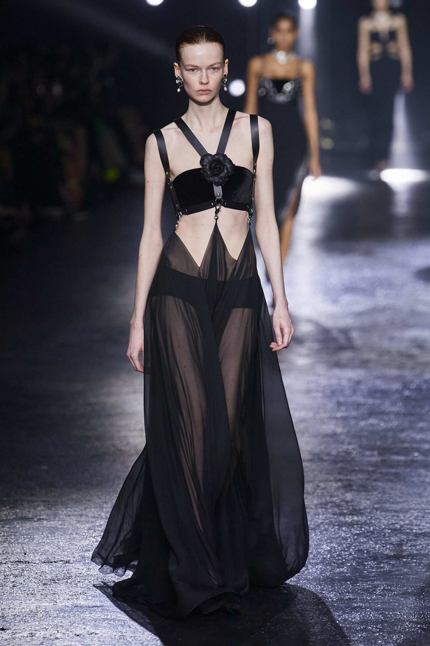 الجرأة والنقشات المتنوعة برزت في عرض روبيرتو كافالي لخريف وشتاء 2022