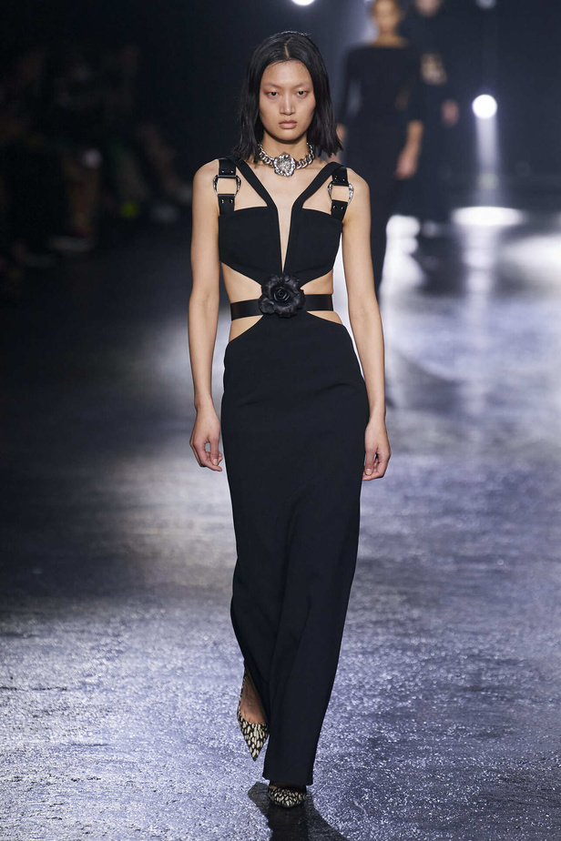 الجرأة والنقشات المتنوعة برزت في عرض روبيرتو كافالي لخريف وشتاء 2022