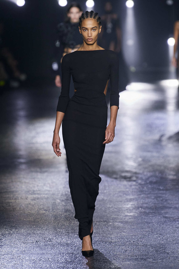 الجرأة والنقشات المتنوعة برزت في عرض روبيرتو كافالي لخريف وشتاء 2022