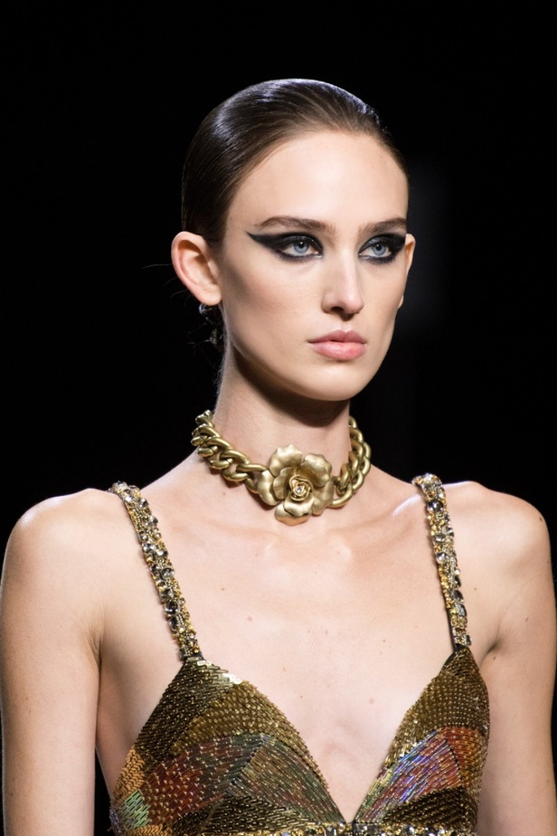 اطلالات جمالية في عرض روبيرتو كافالي لخريف وشتاء 2022