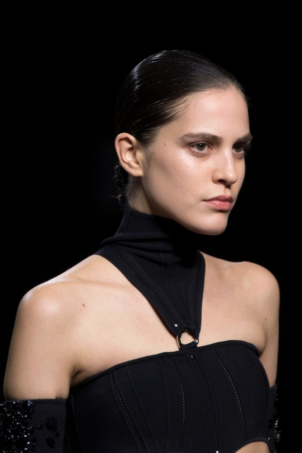 اطلالات جمالية في عرض روبيرتو كافالي لخريف وشتاء 2022