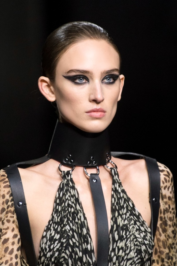 اطلالات جمالية في عرض روبيرتو كافالي لخريف وشتاء 2022