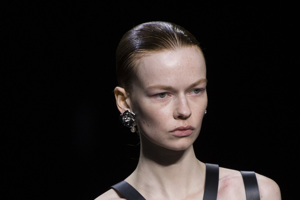 الجرأة والنقشات المتنوعة برزت في عرض روبيرتو كافالي لخريف وشتاء 2022