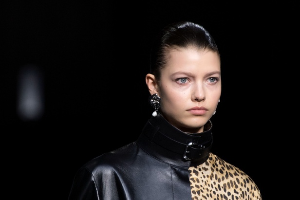 اطلالات جمالية في عرض روبيرتو كافالي لخريف وشتاء 2022