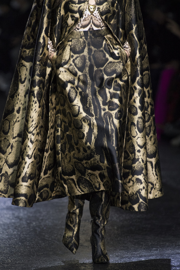 الجرأة والنقشات المتنوعة برزت في عرض روبيرتو كافالي لخريف وشتاء 2022