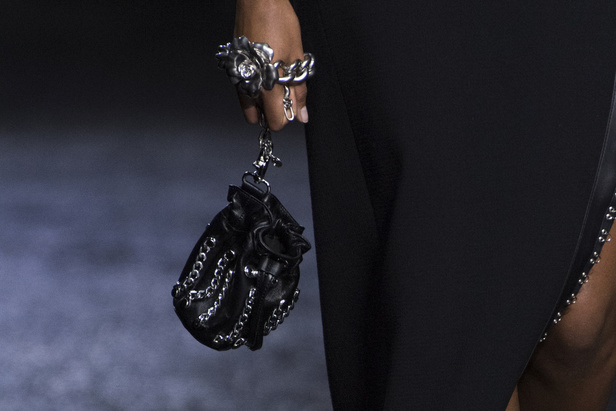 الجرأة والنقشات المتنوعة برزت في عرض روبيرتو كافالي لخريف وشتاء 2022