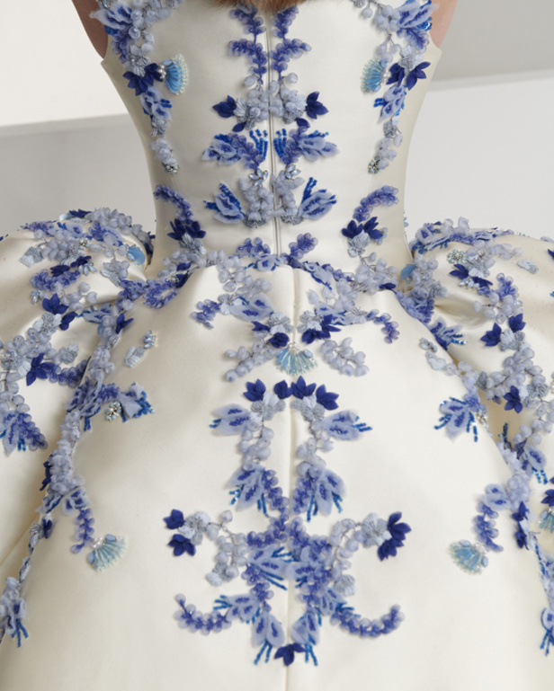 مجموعة قزي وأسطا من الألبسة الفاخرة لربيع وصيف 2022