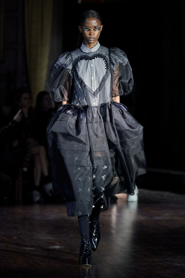 مجموعة أزياء Simone Rocha لخريف وشتاء 2022