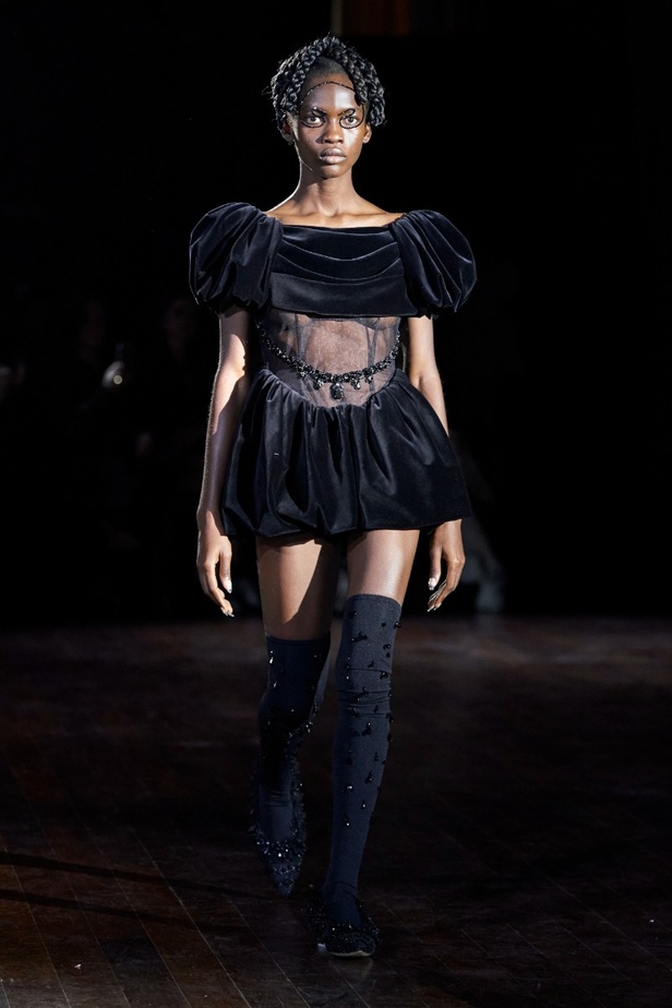 مجموعة أزياء Simone Rocha لخريف وشتاء 2022