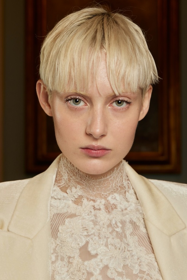 اطلالات جمالية من عرض أزياء Ermano Scervino لموسم خريف 2022