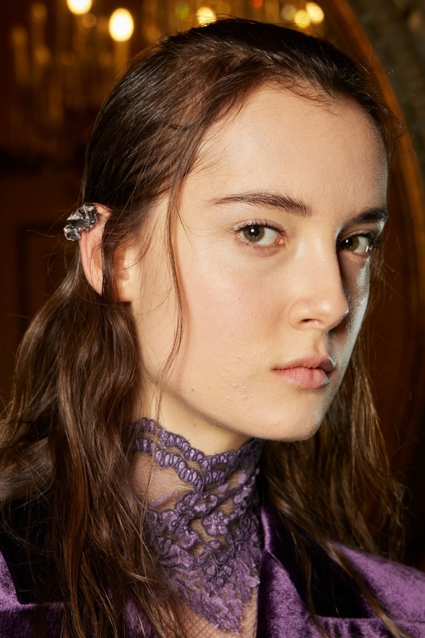 اطلالات جمالية من عرض أزياء Ermano Scervino لموسم خريف 2022