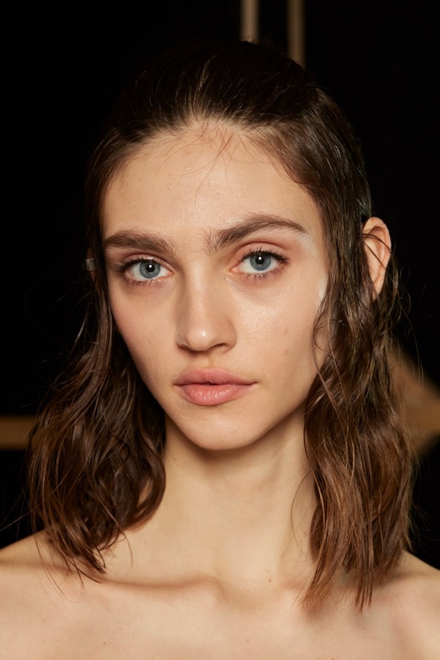 اطلالات جمالية من عرض أزياء Ermano Scervino لموسم خريف 2022