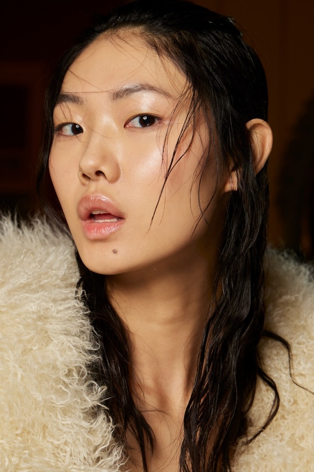 اطلالات جمالية من عرض أزياء Ermano Scervino لموسم خريف 2022