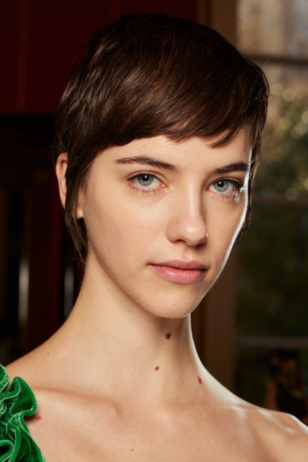 اطلالات جمالية من عرض أزياء Ermano Scervino لموسم خريف 2022