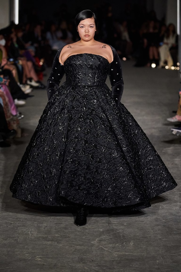 عرض أزياء Christian Siriano لخريف وشتاء 2022