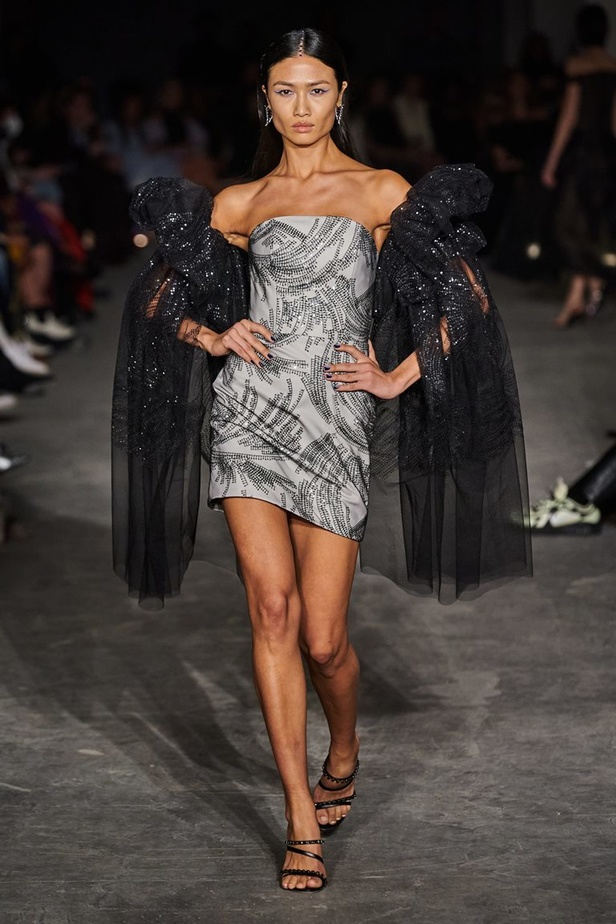 عرض أزياء Christian Siriano لخريف وشتاء 2022