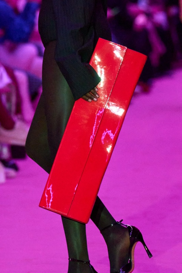 مجموعة Sportmax لخريف وشتاء 2022 تتغنّى بالأنوثة الطاغية