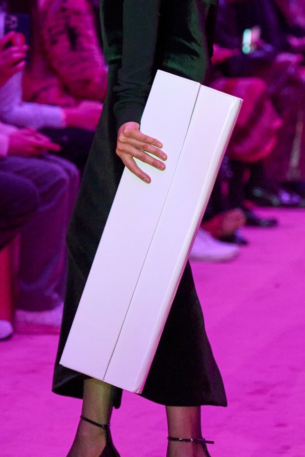 مجموعة Sportmax لخريف وشتاء 2022 تتغنّى بالأنوثة الطاغية