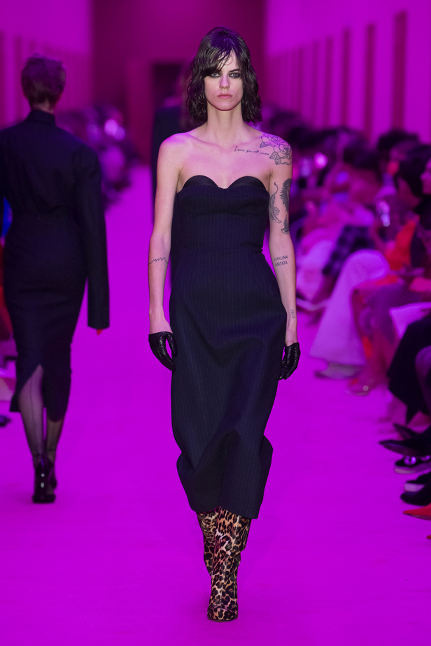 مجموعة Sportmax لخريف وشتاء 2022 تتغنّى بالأنوثة الطاغية