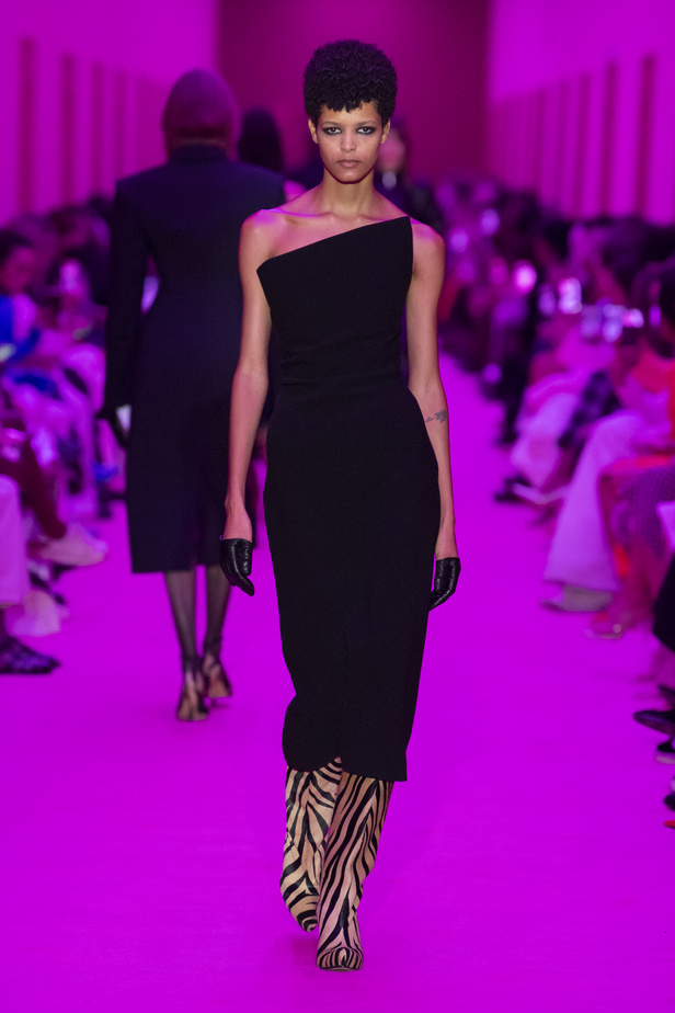 مجموعة Sportmax لخريف وشتاء 2022 تتغنّى بالأنوثة الطاغية