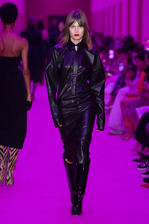 مجموعة Sportmax لخريف وشتاء 2022 تتغنّى بالأنوثة الطاغية