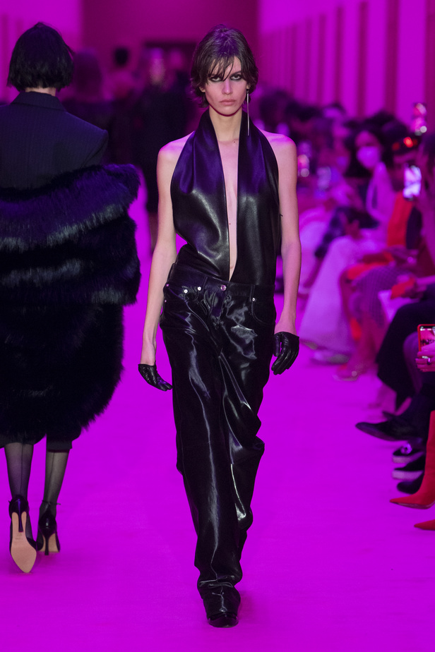 مجموعة Sportmax لخريف وشتاء 2022 تتغنّى بالأنوثة الطاغية