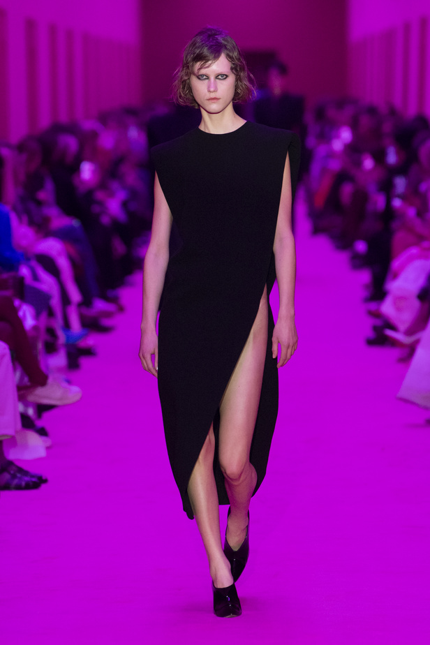 مجموعة Sportmax لخريف وشتاء 2022 تتغنّى بالأنوثة الطاغية