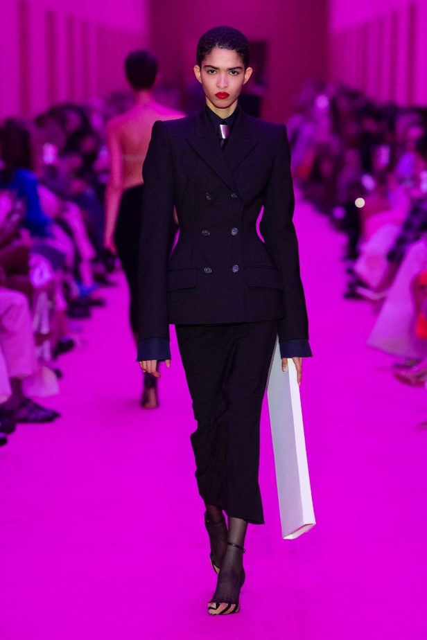 مجموعة Sportmax لخريف وشتاء 2022 تتغنّى بالأنوثة الطاغية