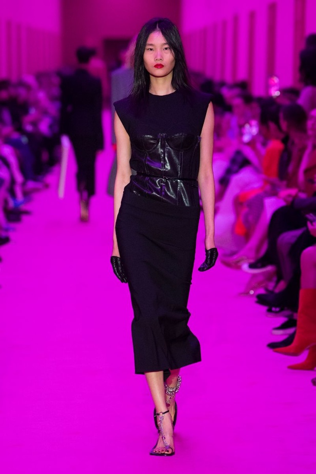 مجموعة Sportmax لخريف وشتاء 2022 تتغنّى بالأنوثة الطاغية