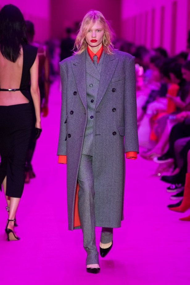 مجموعة Sportmax لخريف وشتاء 2022 تتغنّى بالأنوثة الطاغية