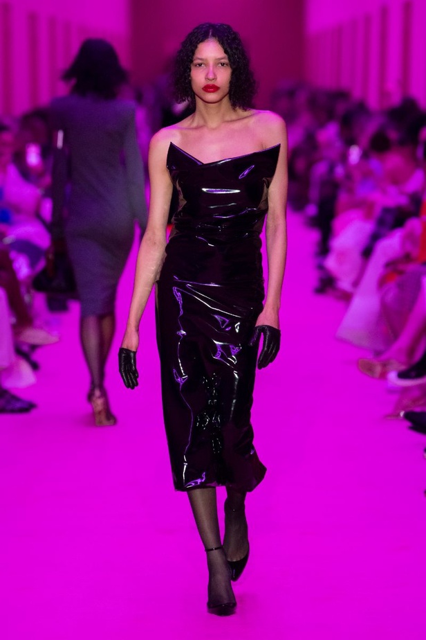 مجموعة Sportmax لخريف وشتاء 2022 تتغنّى بالأنوثة الطاغية