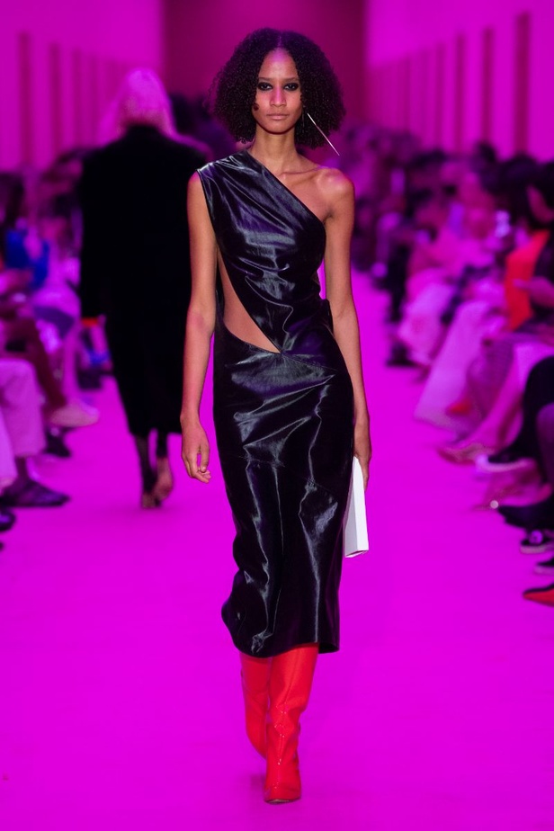 مجموعة Sportmax لخريف وشتاء 2022 تتغنّى بالأنوثة الطاغية