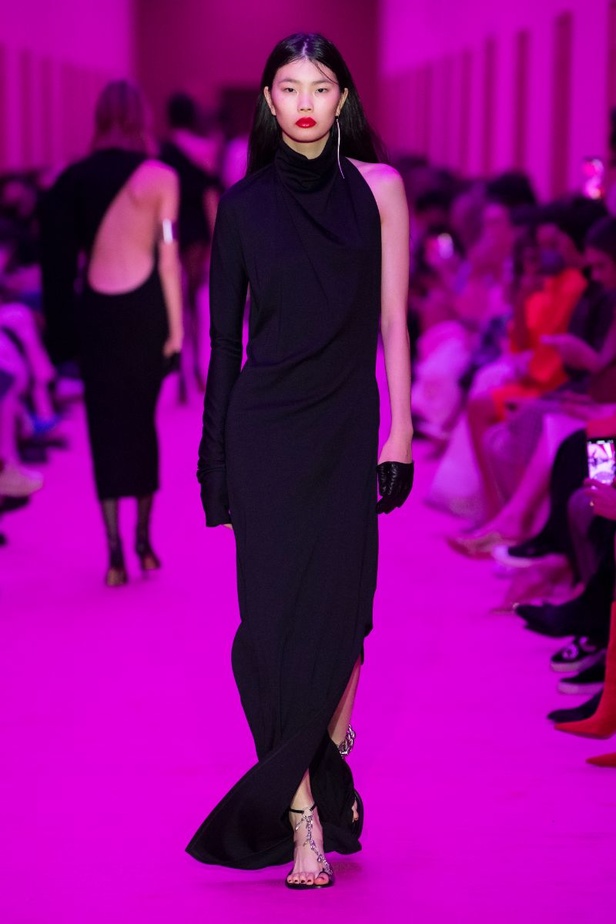 مجموعة Sportmax لخريف وشتاء 2022 تتغنّى بالأنوثة الطاغية