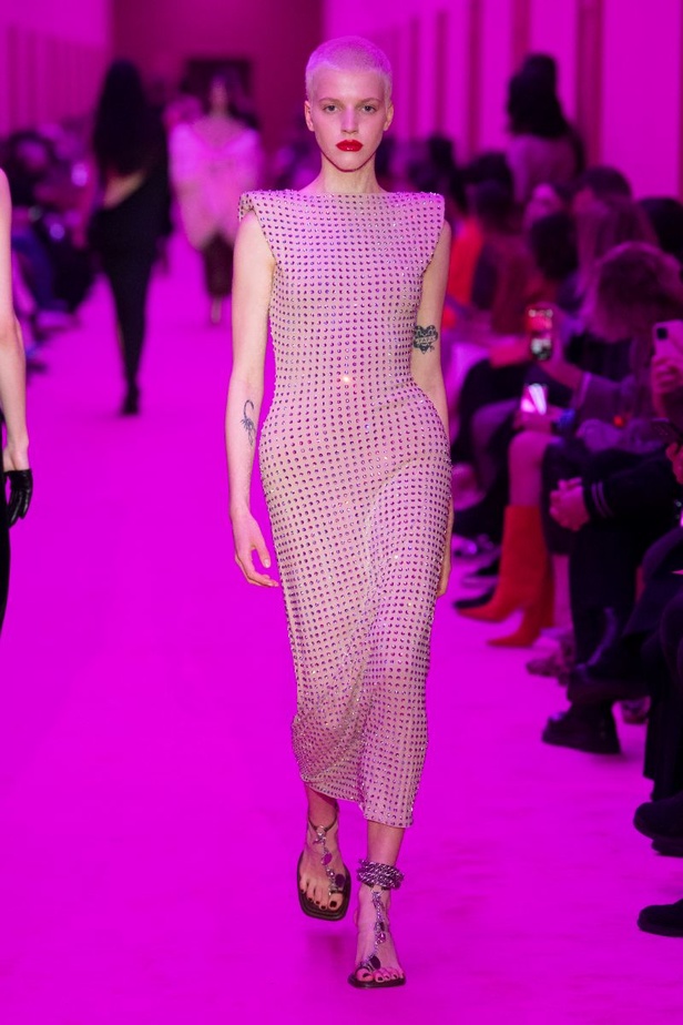 مجموعة Sportmax لخريف وشتاء 2022 تتغنّى بالأنوثة الطاغية