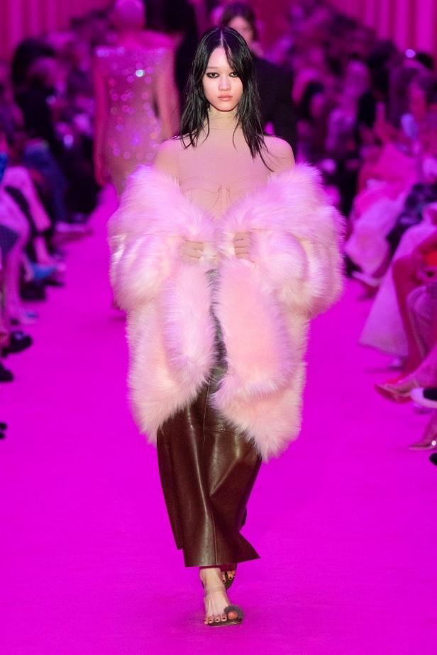 مجموعة Sportmax لخريف وشتاء 2022 تتغنّى بالأنوثة الطاغية