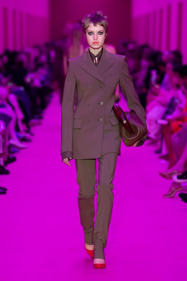 مجموعة Sportmax لخريف وشتاء 2022 تتغنّى بالأنوثة الطاغية