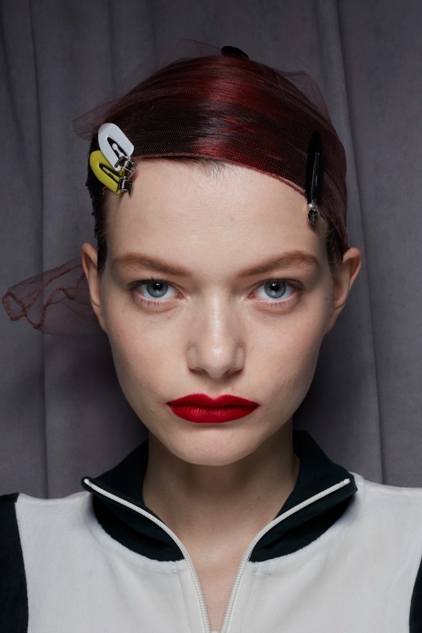 تسريحات شعر ومكياج مجموعة Tory Burch لموسم خريف وشتاء 2022 