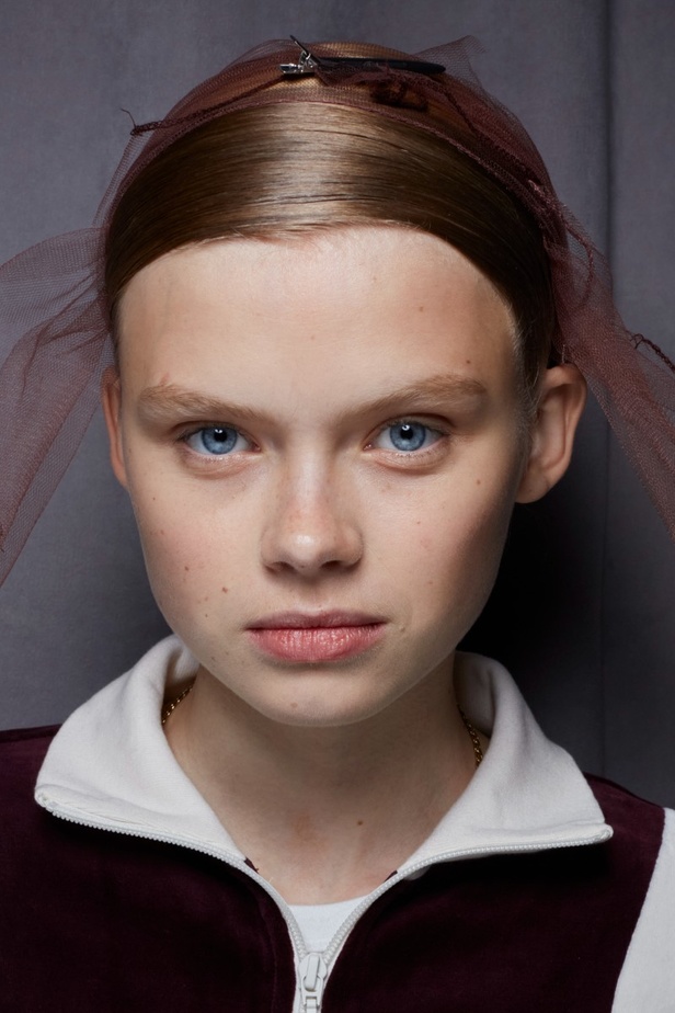 تسريحات شعر ومكياج مجموعة Tory Burch لموسم خريف وشتاء 2022 