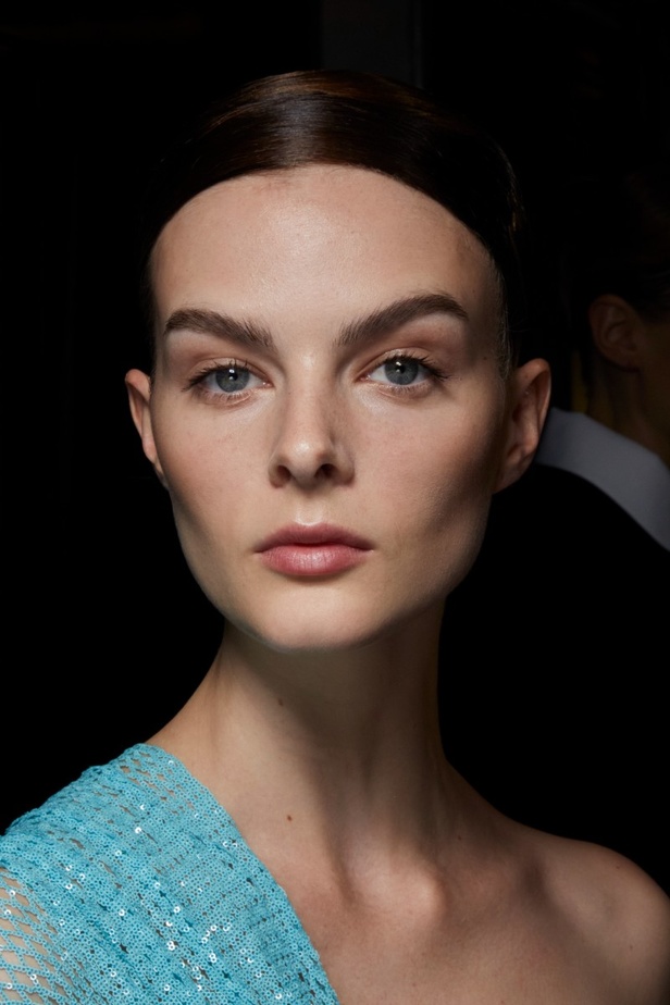 تسريحات شعر ومكياج مجموعة Tory Burch لموسم خريف وشتاء 2022 