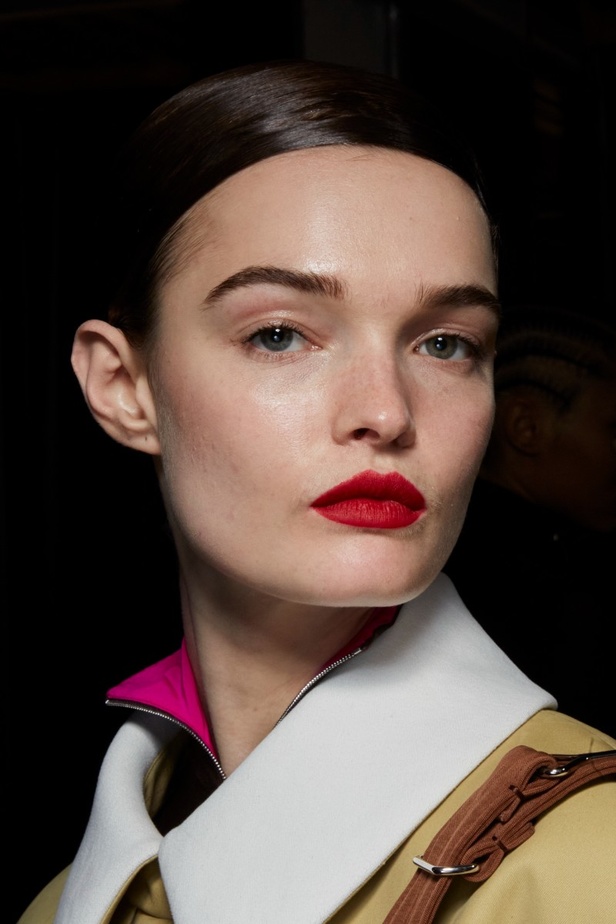 تسريحات شعر ومكياج مجموعة Tory Burch لموسم خريف وشتاء 2022 