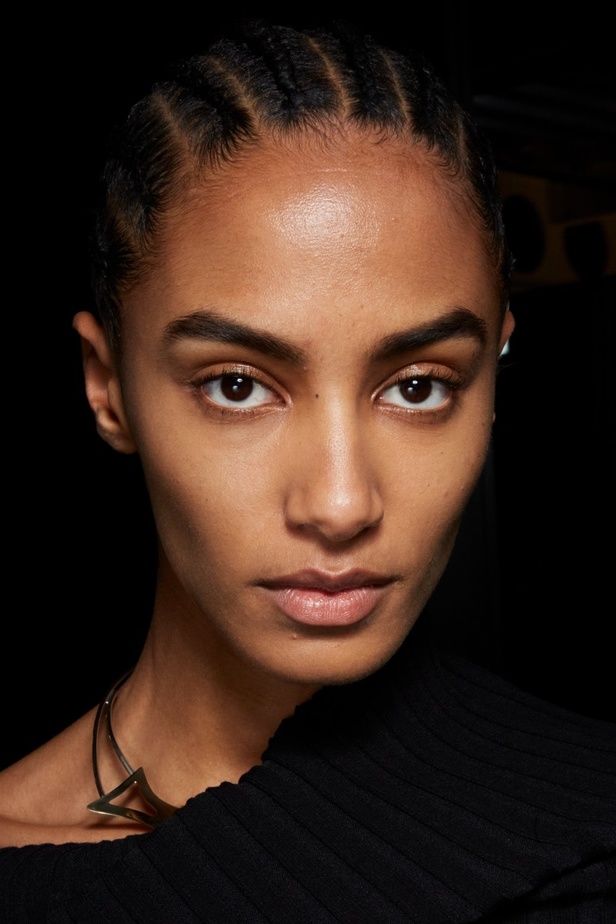 تسريحات شعر ومكياج مجموعة Tory Burch لموسم خريف وشتاء 2022 