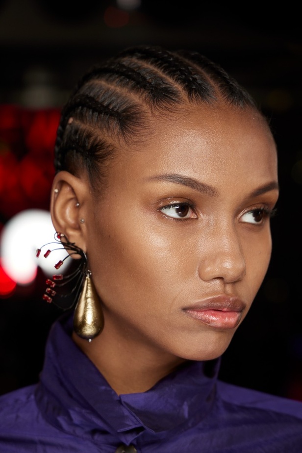 تسريحات شعر ومكياج مجموعة Tory Burch لموسم خريف وشتاء 2022 