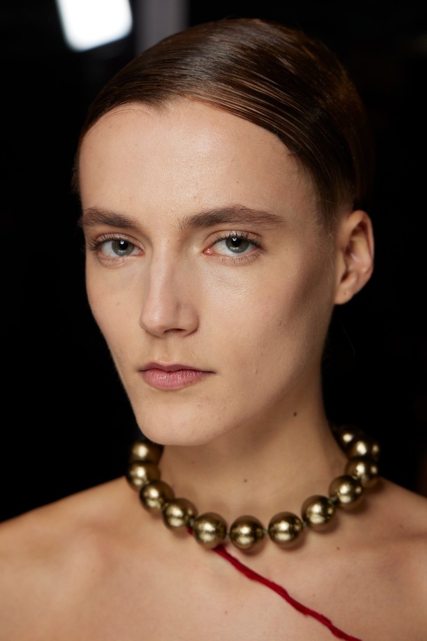 تسريحات شعر ومكياج مجموعة Tory Burch لموسم خريف وشتاء 2022 